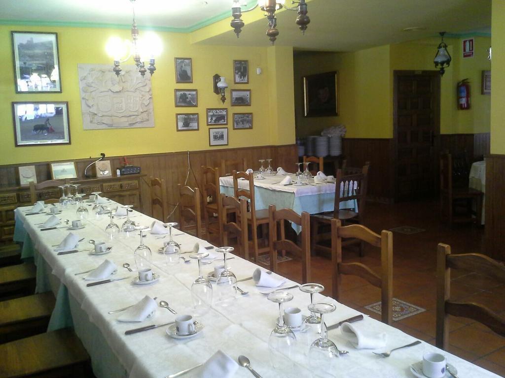 Hostal Restaurante Villa De Sepulveda Exterior photo