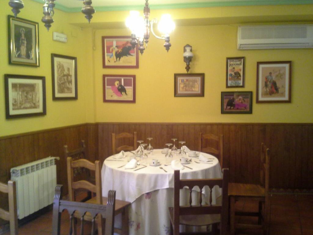 Hostal Restaurante Villa De Sepulveda Exterior photo