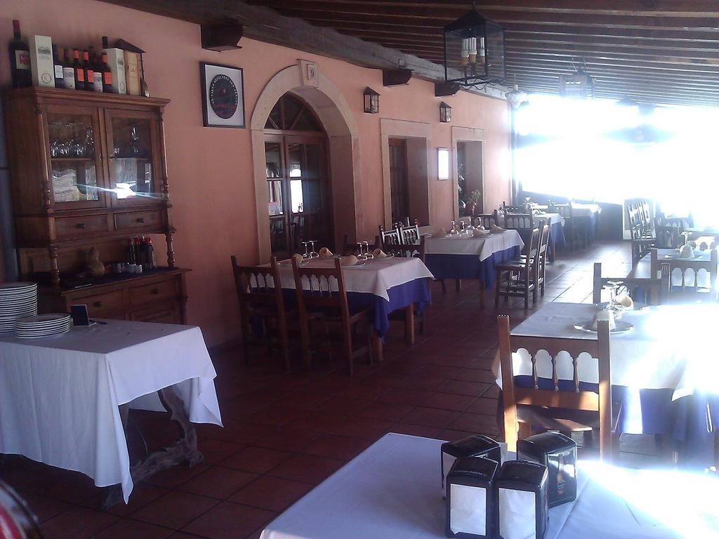 Hostal Restaurante Villa De Sepulveda Exterior photo